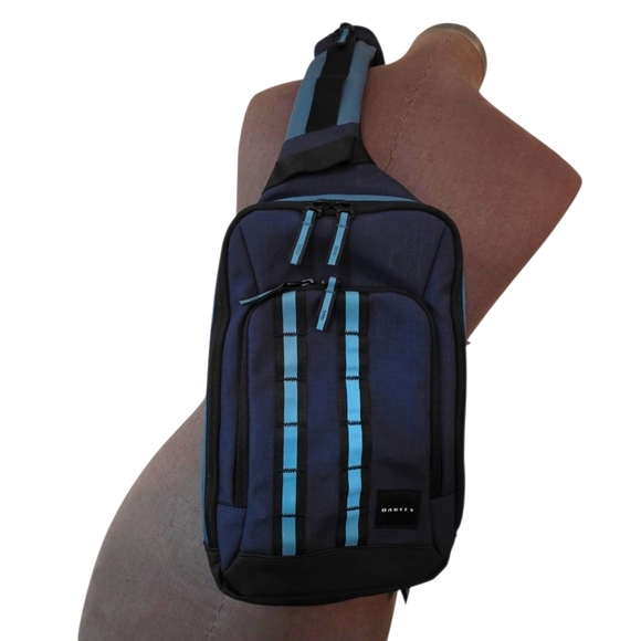 Oakley Utility One Shoulder Bag 921432 Mens Foggy Blue NWT - Picture 7 of 14